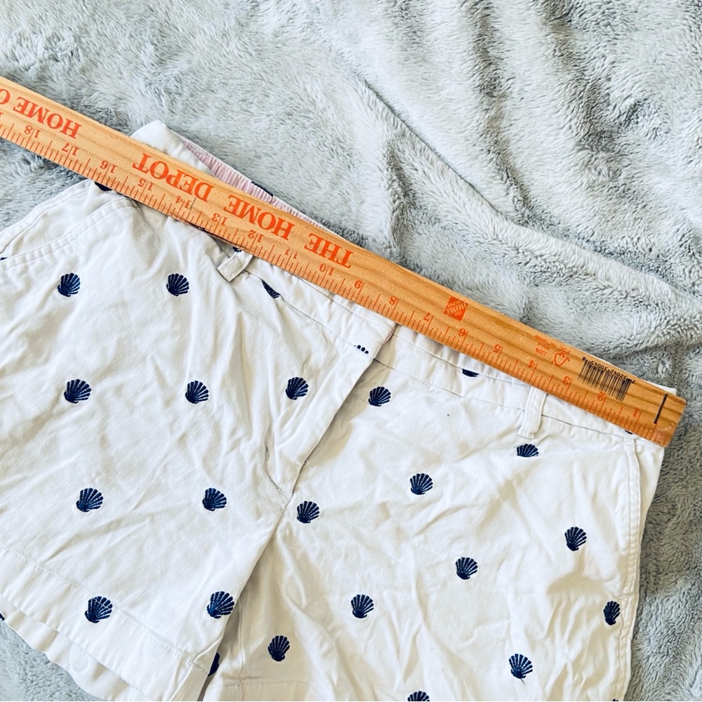 💝3/$20 British khaki Shell Print Women's Shorts - Picture 3 of 7